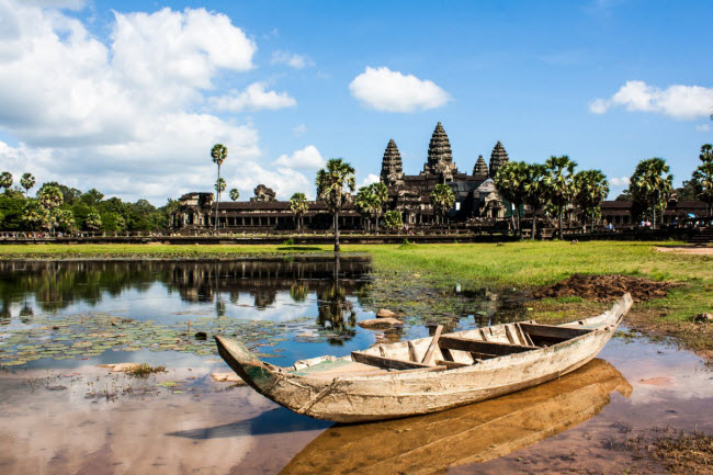 Campuchia: Theo trang Hostelbookers, giá phòng nghỉ ở Campuchia chỉ từ 2 USD, giúp du khách có thể tiết kiệm tiền để khám phá các địa điểm du lịch nổi tiếng ở quốc gia Đông Nam Á, bao gồm đền Angkor Wat. Đồ ăn ở đây tương đối rẻ với cà phê hoặc mì xào có giá khoảng 1 USD.
