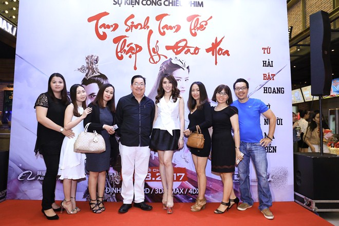 Hạnh Thúy và các sao Việt hớn hở khi đi xem amp;#34;Tam sinh tam thếamp;#34; của Lưu Diệc Phi - 11