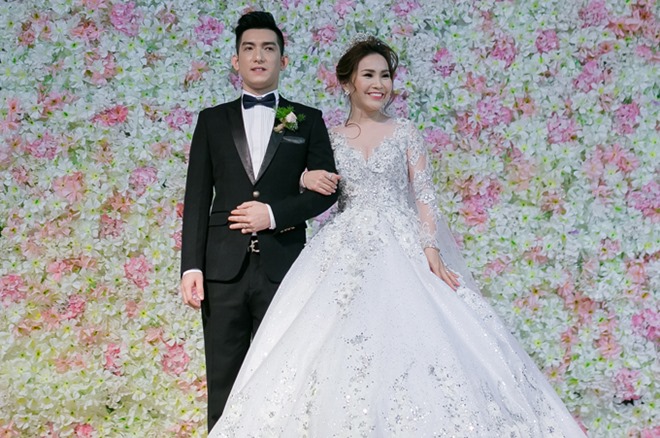 Lâm Khánh Chi và chồng sắp cưới dự hôn lễ lần 3 của chồng cũ Phi Thanh Vân - 11