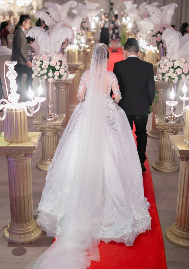 Lâm Khánh Chi và chồng sắp cưới dự hôn lễ lần 3 của chồng cũ Phi Thanh Vân - 9