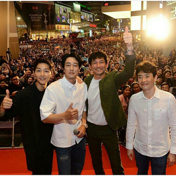 Fan Malaysia amp;#34;đông như kiếnamp;#34;, gây náo loạn vì đón Song Joong Ki, So Ji Sub - 1