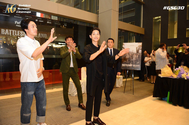 Fan Malaysia amp;#34;đông như kiếnamp;#34;, gây náo loạn vì đón Song Joong Ki, So Ji Sub - 3