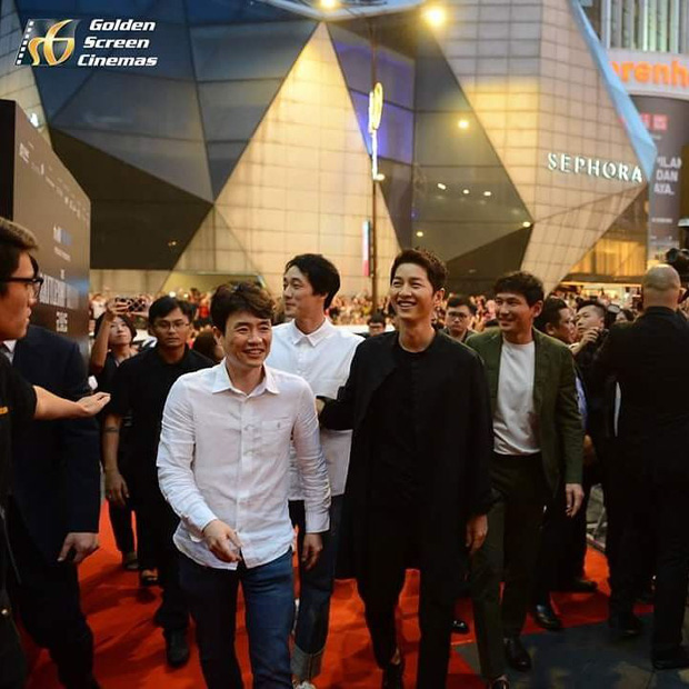 Fan Malaysia amp;#34;đông như kiếnamp;#34;, gây náo loạn vì đón Song Joong Ki, So Ji Sub - 2