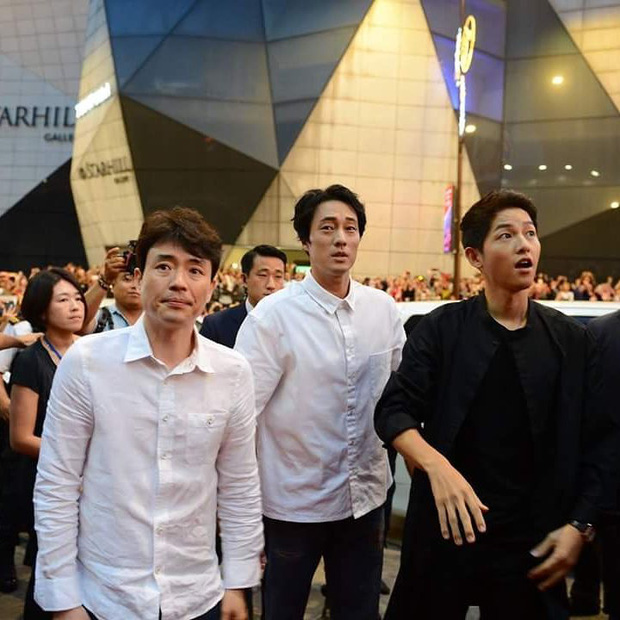 Fan Malaysia amp;#34;đông như kiếnamp;#34;, gây náo loạn vì đón Song Joong Ki, So Ji Sub - 4