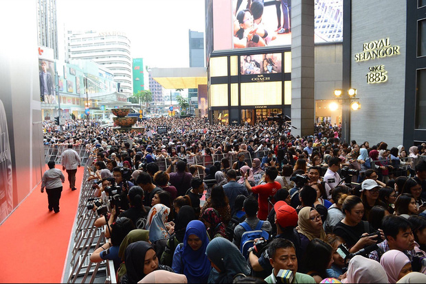 Fan Malaysia amp;#34;đông như kiếnamp;#34;, gây náo loạn vì đón Song Joong Ki, So Ji Sub - 7