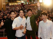 Làng sao - Fan Malaysia "đông như kiến", gây náo loạn vì đón Song Joong Ki, So Ji Sub