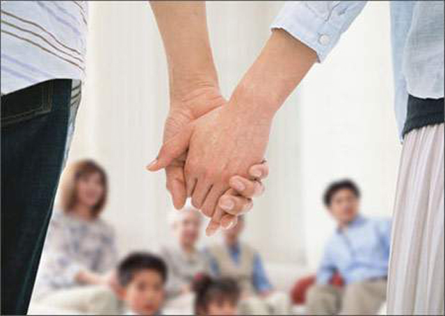 Bạn trai dẫn về ra mắt, bố mẹ tiếp đón niềm nở nhưng tôi phát hiện sự thật chết lặng