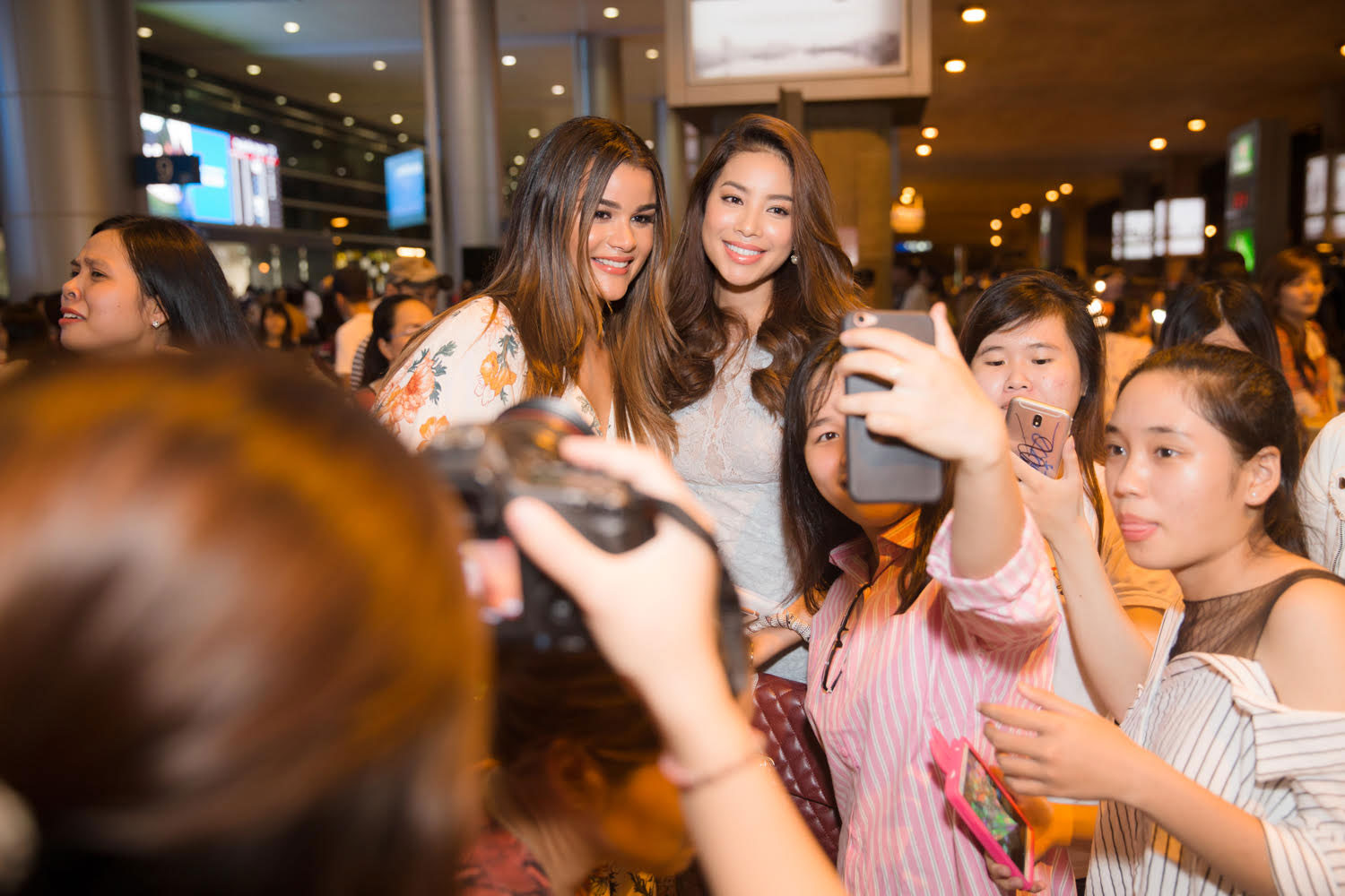 Hoa hậu Phạm Hương hội ngộ cô bạn chí cốt tại Miss Universe năm xưa - 3