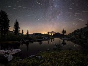 Tin tức - Ngắm chùm ảnh mưa sao băng Perseids rực rỡ trên khắp thế giới vào rạng sáng nay