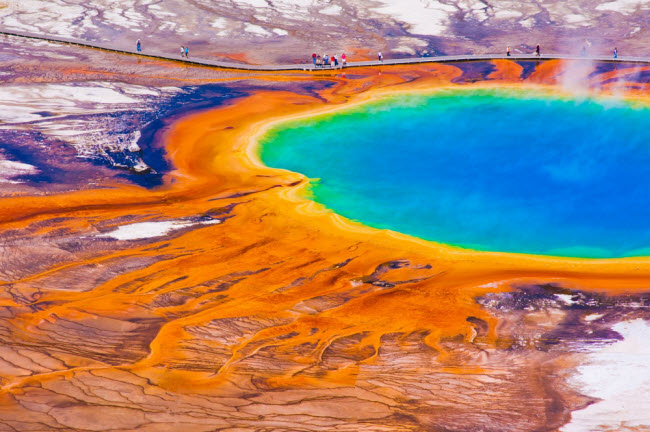 Suối Grand Prismatic, Mỹ: Nằm trong vườn quốc gia Yellowstone, Grand Prismatic là dòng suối nước nóng lớn nhất thế giới. Loại vi khuẩn đặc biệt khiến nước trong suối có màu như cầu vồng.
