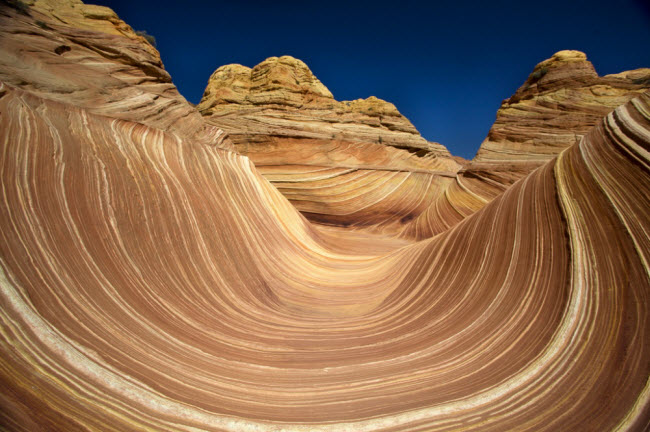 The Wave, Mỹ: Cấu trúc sa thạch này gây ấn tượng với sườn lượn sóng trông như địa hình trên sao Hỏa.
