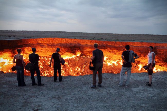 Cổng Địa ngục, Turkmenistan: Ban đầu được đốt cháy để ngăn hóa chất độc hại thoát vào không khí, hố gas Darvaza vẫn cháy liên tục qua nhiều thập kỷ ở giữa sa mạc Turkmenistan.
