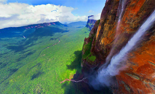 Thác Thiên thần, Venezuela: Nằm trong khu rừng nguyên sinh, đây là dòng thác cao nhất thế giới (979 m). Vào mùa hè, nước từ thác thường bốc hơi trước khi rơi xuống đáy.
