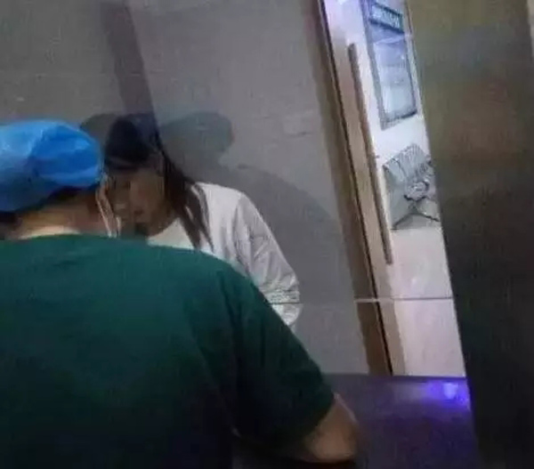 Bé gái 3 tuổi bị bỏng da đầu, kim đâm chi chít ở bụng từ những lần tra tấn dã man của mẹ kế - 3