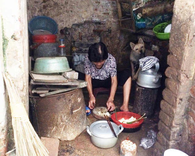 Gia đình hai thế hệ sống trong ngôi nhà 10m2 trên nóc... toa ...