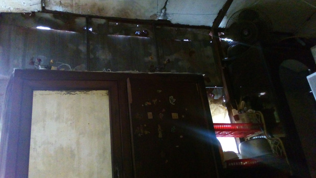 Gia đình hai thế hệ sống trong ngôi nhà 10m2 trên nóc... toa-lét phố cổ Hà Nội - 2