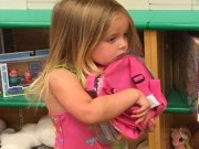 Làm mẹ - Cách xử trí của ông bố trẻ khi con gái đòi mua balo mặc dù đã có 1 cái y hệt