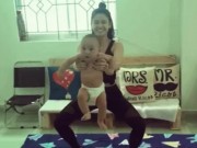 Clip Eva - [Video] Trương Quỳnh Anh gây tranh cãi vì vừa tập thể dục vừa bế trẻ nhỏ