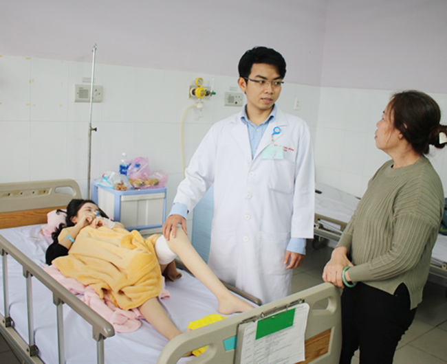 Sau 8 năm ngồi trên lưng mẹ, nữ sinh 16 tuổi đã “lấy lại đôi chân” - 2