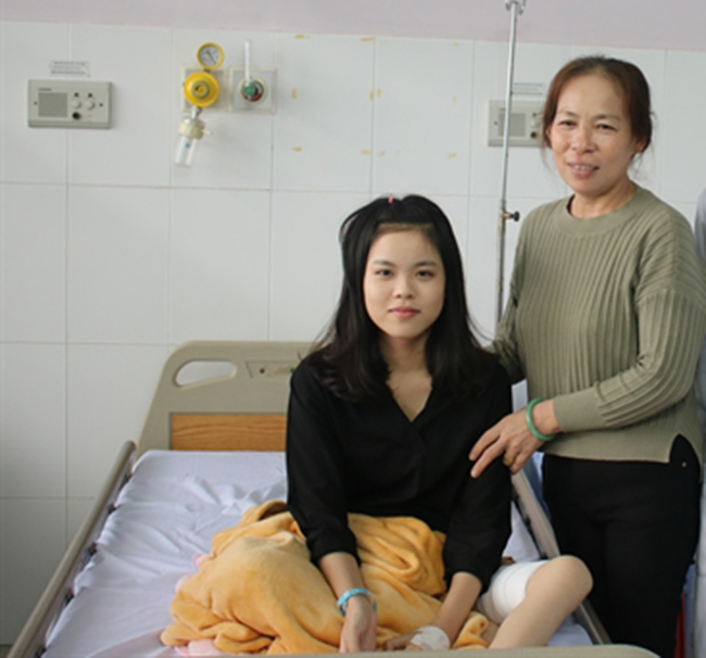 Sau 8 năm ngồi trên lưng mẹ, nữ sinh 16 tuổi đã “lấy lại đôi chân” - 1