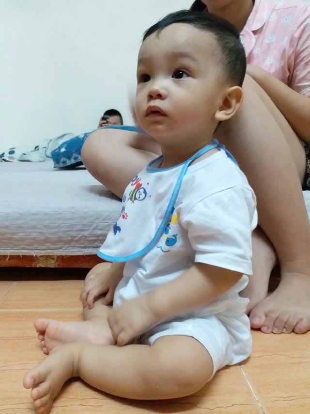 Hình ảnh mới nhất của bé trai 14 tháng tuổi bị bạo hành, bỏ rơi ở bệnh viện sau 5 ngày về nhà - 7