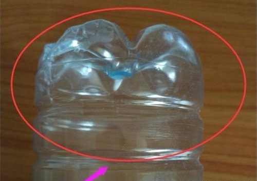 Chị em rủ nhau xếp củ tỏi vào đáy chai, mấy tháng sau có tỏi ăn amp;#34;tẹt gaamp;#34; chẳng hết - 1