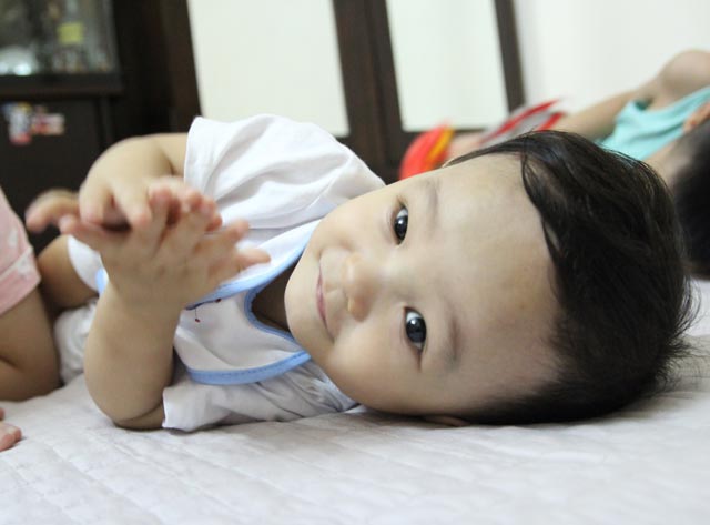 Hình ảnh mới nhất của bé trai 14 tháng tuổi bị bạo hành, bỏ rơi ở bệnh viện sau 5 ngày về nhà - 1