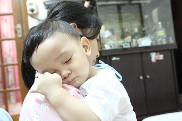 Hình ảnh mới nhất của bé trai 14 tháng tuổi bị bạo hành, bỏ rơi ở bệnh viện sau 5 ngày về nhà - 3
