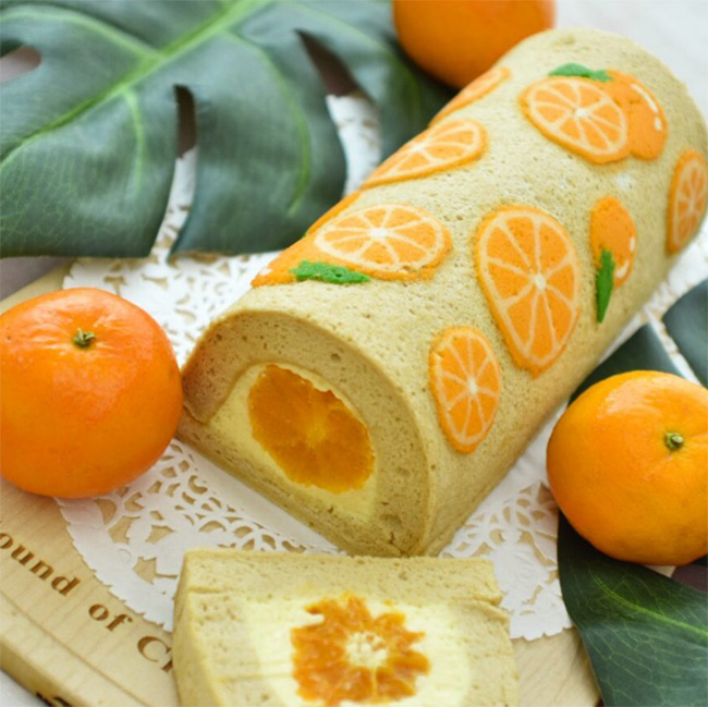 Món bánh bông lan cuộn với nhân cam tươi và mousse cam. 
