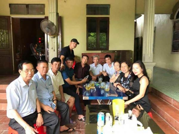 Lộ ảnh đại gia kim cương đi du lịch cùng vợ con sau khi chia tay Hồ Ngọc Hà - 3