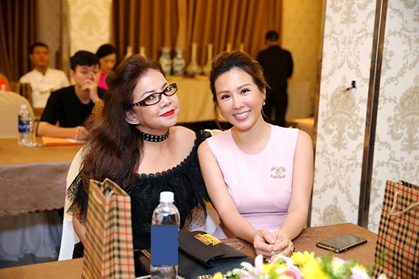 Mẹ Kasim Hoàng Vũ đọ vẻ xinh đẹp với Hoa hậu Thu Hoài trong sự kiện - 9