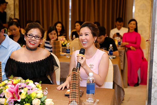 Mẹ Kasim Hoàng Vũ đọ vẻ xinh đẹp với Hoa hậu Thu Hoài trong sự kiện - 8