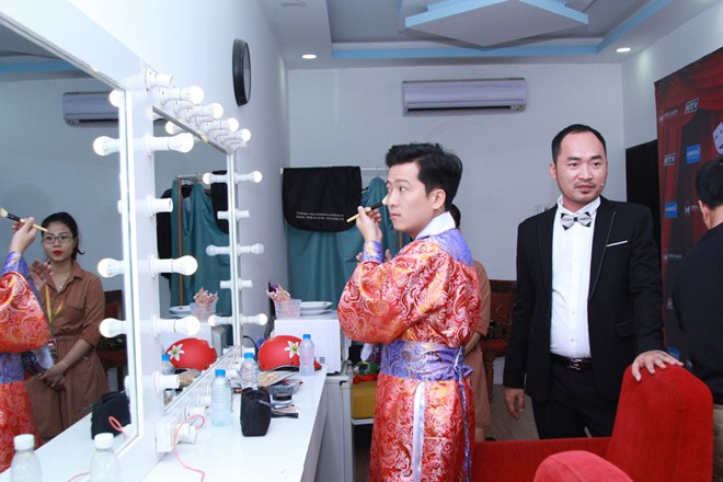 Tiến Luật bất ngờ làm MC Thách Thức Danh Hài, bị Trấn Thành - Trường Giang “chặt chém” - 9