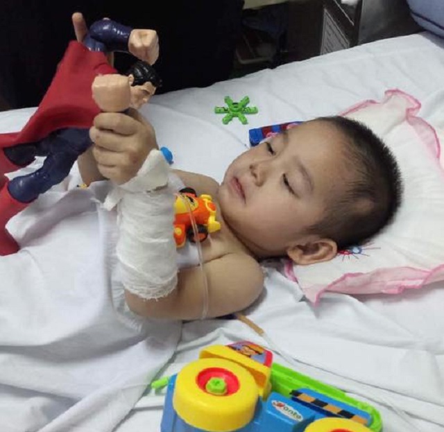 Nụ cười trở lại với cậu bé 4 tuổi mất 2 chân sau vụ sạt lở đất kinh hoàng ở Sơn La - 2