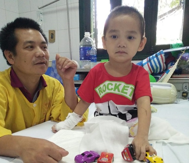 Nụ cười trở lại với cậu bé 4 tuổi mất 2 chân sau vụ sạt lở đất kinh hoàng ở Sơn La - 1