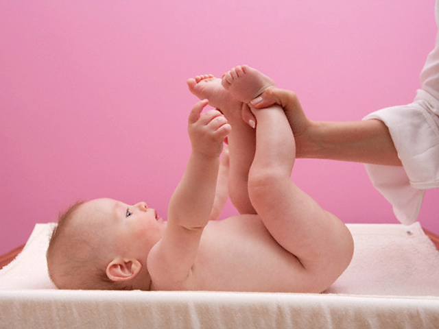 Trẻ bị hăm tã, phải điều trị làm sao?