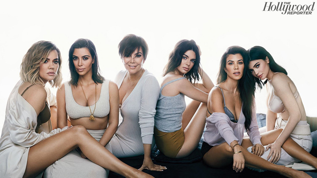 5 chị em Kardashian cùng mẹ ruột Kris Jenner vừa qua đã xuất hiện trên trang bìa tạp chí nổi tiếng The Hollywood Reporter nhân dịp đặc biệt này. Kourtney, Kim, Khloe, Kendall và Kylie xuất hiện với tông màu nude rất gợi cảm.
