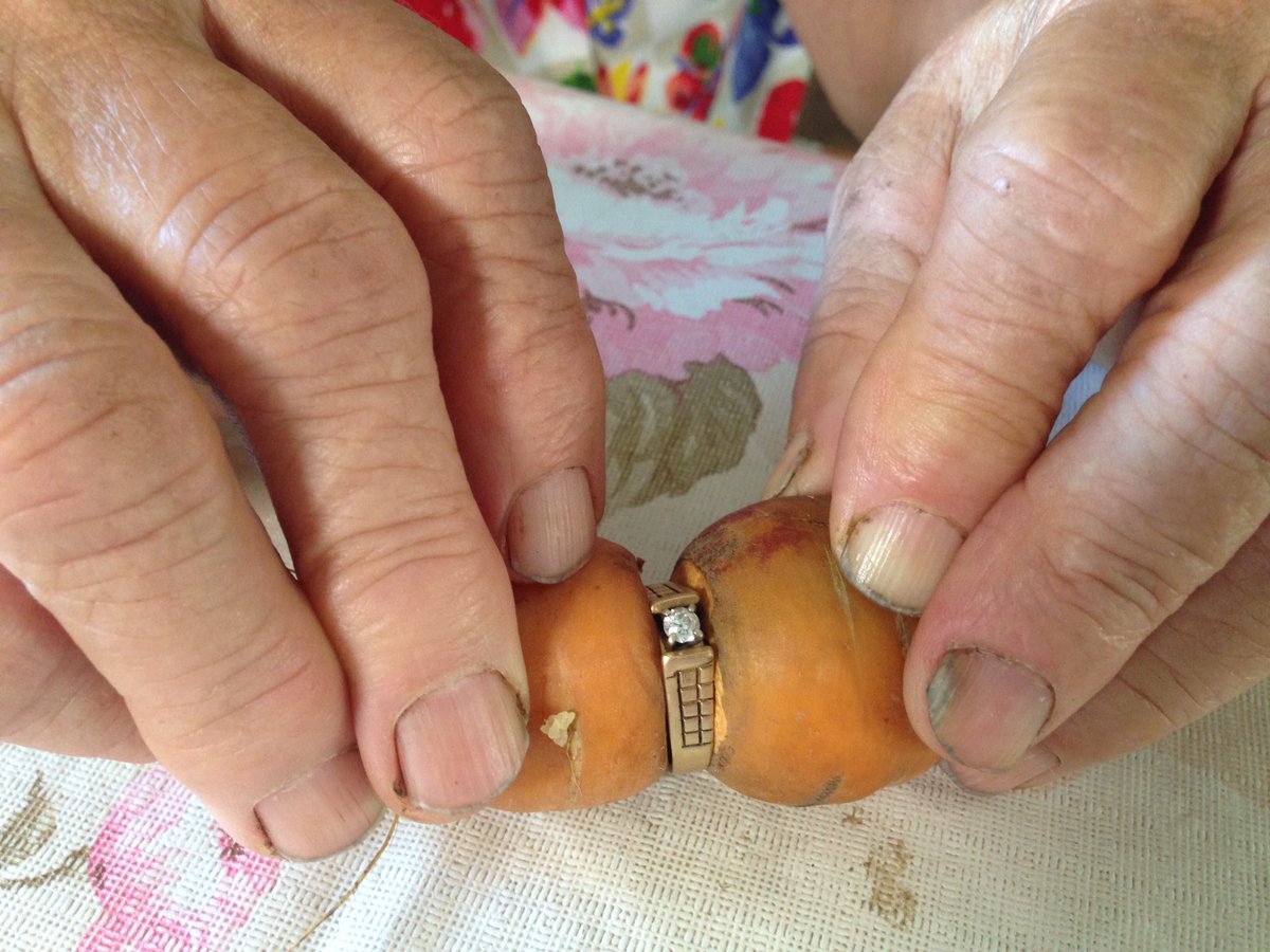 Đánh mất nhẫn đính hôn kim cương suốt 13 năm, bất ngờ tìm lại được trên... củ cà rốt