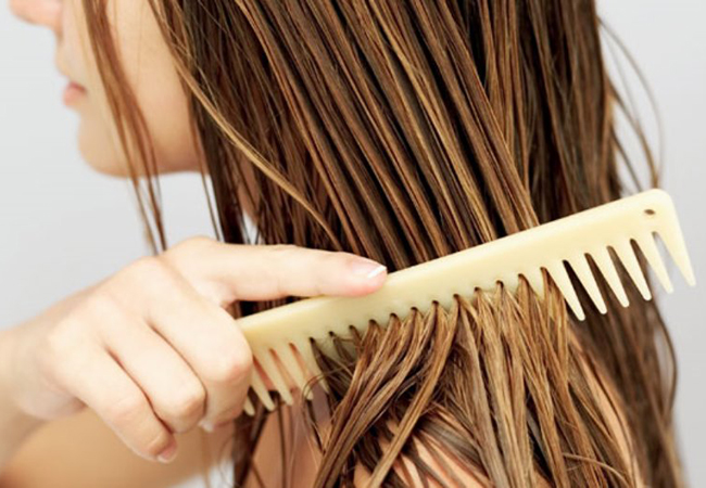 Đừng chải tóc khi còn ướt - nó làm cho tóc yếu hơn và dễ bị rụng. Thay vào đó, hãy sử dụng lược có răng to trong khi tắm sau khi dùng dầu dưỡng tóc.
