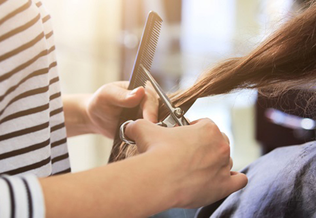 Nên tỉa tóc 1 lần/2 tháng (nếu có thể) để loại bỏ những phần tóc hư tổn, chẻ ngọn và kích thích tóc mọc nhanh và khỏe hơn.

