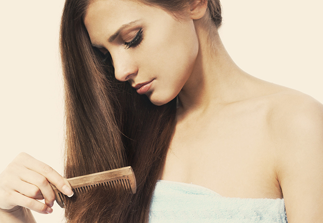 Không nên gội đầu quá thường xuyên. Nó sẽ loại bỏ quá nhiều dầu từ da đầu của bạn, gây ra tóc khô và mất độ ẩm, dễ gãy rụng.
