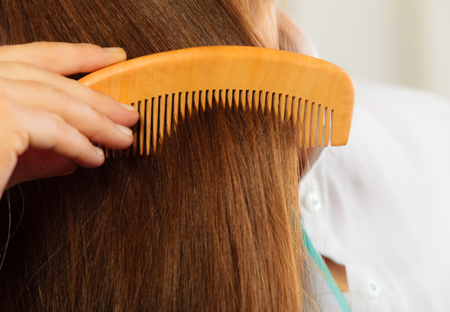 Mát xa da đầu mỗi ngày bằng lược gỗ để kích hoạt lưu thông máu ở khu vực này và khuyến khích sự phát triển của tóc.
