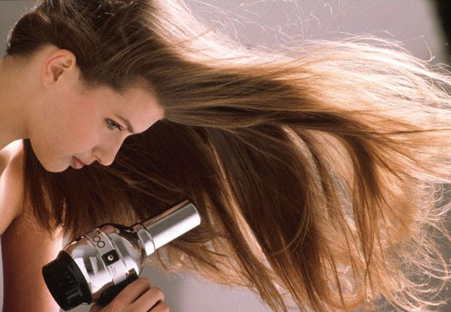 Đừng sấy tóc quá thường xuyên. Hãy để chúng được khô một cách tự nhiên, hoặc sử dụng kem dưỡng da khô hoặc kem dưỡng tóc để tránh tóc bị bí.
