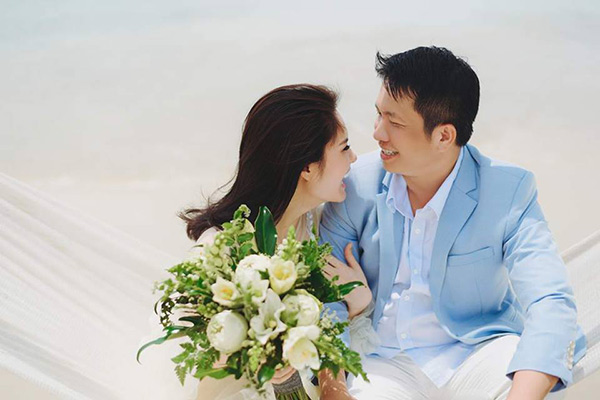 amp;#34;Tan chảyamp;#34; với bộ ảnh ngọt ngào nhân 5 năm ngày cưới của Di Băng và chồng đại gia - 2