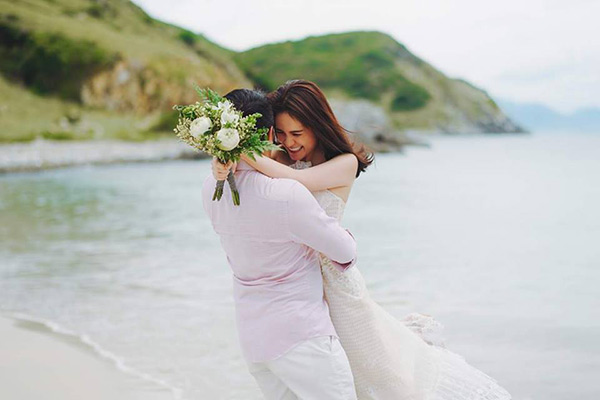 amp;#34;Tan chảyamp;#34; với bộ ảnh ngọt ngào nhân 5 năm ngày cưới của Di Băng và chồng đại gia - 7