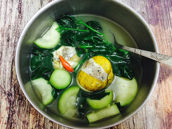 Mẹ Hà Nội vào Đà Nẵng ăn thử món amp;#34;vịt lộn um bầuamp;#34;, về nấu theo chồng con ăn sạch nồi - 1