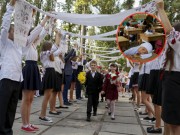 Làm mẹ - Học sinh thế giới ngày đầu tựu trường: Bé vui cười hớn hở, người buồn như "đưa đám"