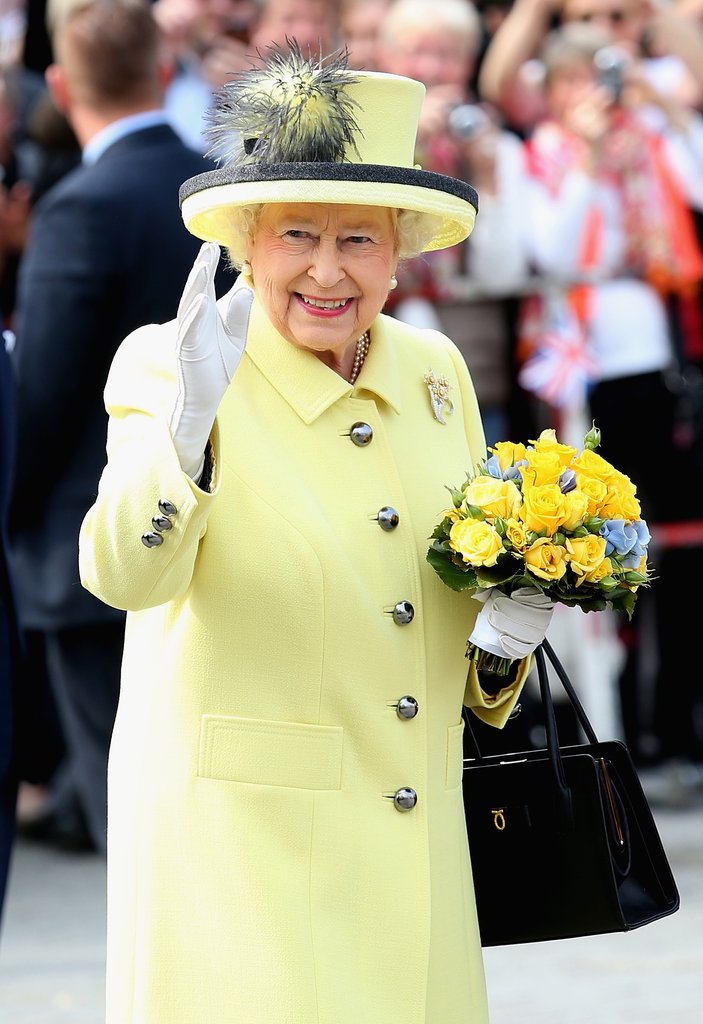Lý do Nữ hoàng Elizabeth II luôn mặc đồ màu nổi - 4