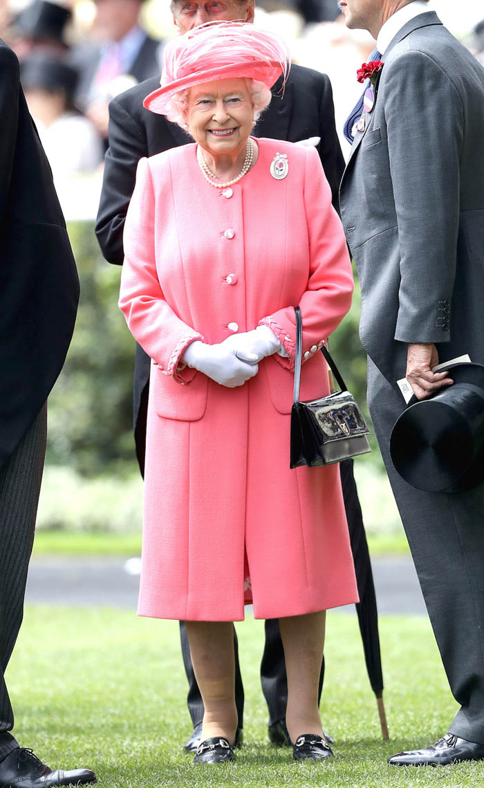 Lý do Nữ hoàng Elizabeth II luôn mặc đồ màu nổi - 9