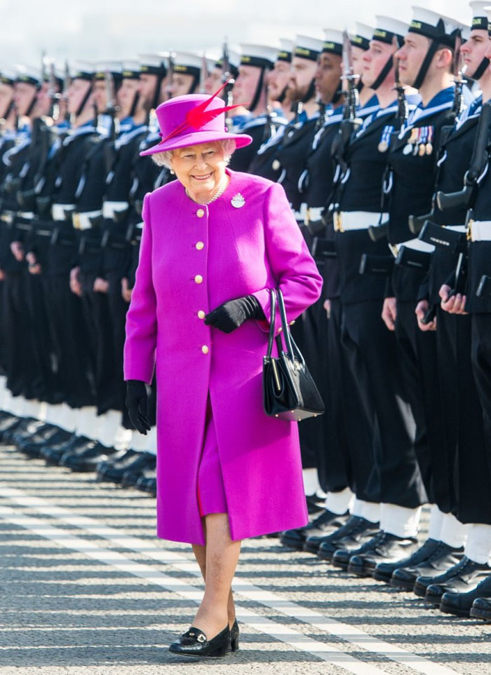Lý do Nữ hoàng Elizabeth II luôn mặc đồ màu nổi - 8